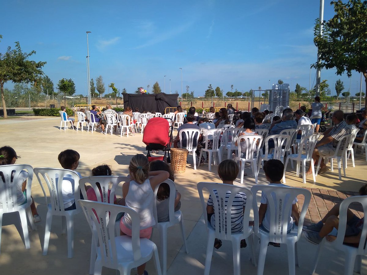 Albalat00's tweet photo. 🎭 Vesprada molt divertida de teatre per a celebrar amb els més menuts i menudes la #SEM2018.
#AlbalatRespira #CombinaiMoute #EducacióViària #MobilitatSegura https://t.co/OaHIH2hfzp