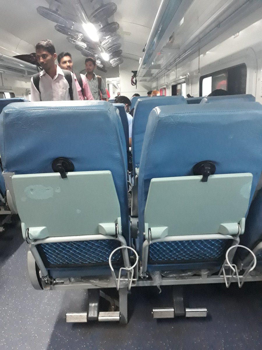 s_borawake's tweet photo. मे महिन्यात @Central_Railway ची नवीन आणि आरामदायी मनमाड-मुंबई #पंचवटीएक्स्प्रेस प्रवाशांच्या सेवेत दाखल झाली. मात्र काही दळभद्रींना चांगलं बघवतच नाही, त्यांनी सीटमागे असलेले टेबल लॉक कसे तोडून टाकलेत बघा!, आपल्या भारतीय संपत्तीची जपवणूक करणं हे आपण कधी शिकणार आहोत?
#म #मराठी https://t.co/EXKUYeA1jt