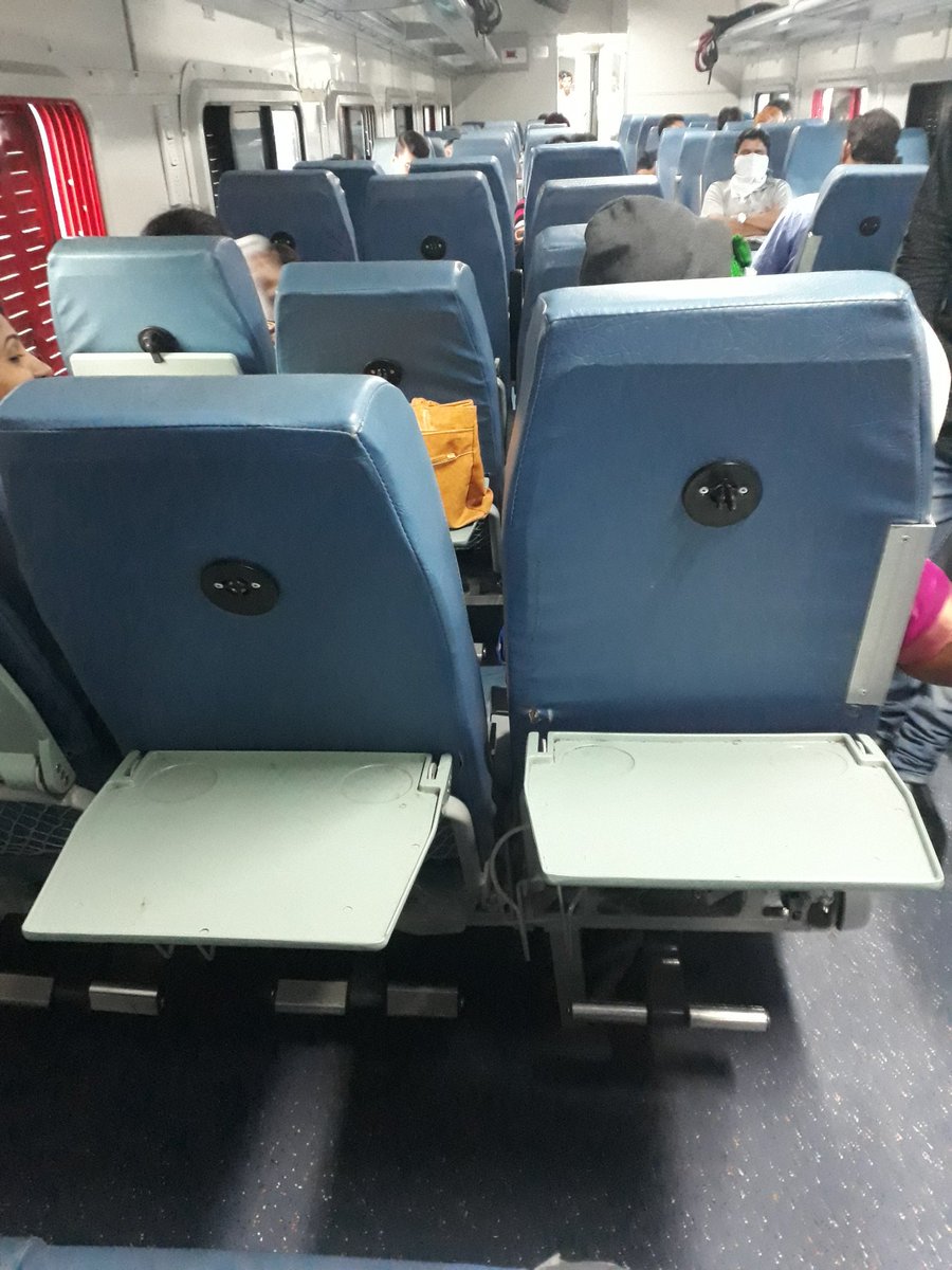 s_borawake's tweet photo. मे महिन्यात @Central_Railway ची नवीन आणि आरामदायी मनमाड-मुंबई #पंचवटीएक्स्प्रेस प्रवाशांच्या सेवेत दाखल झाली. मात्र काही दळभद्रींना चांगलं बघवतच नाही, त्यांनी सीटमागे असलेले टेबल लॉक कसे तोडून टाकलेत बघा!, आपल्या भारतीय संपत्तीची जपवणूक करणं हे आपण कधी शिकणार आहोत?
#म #मराठी https://t.co/EXKUYeA1jt