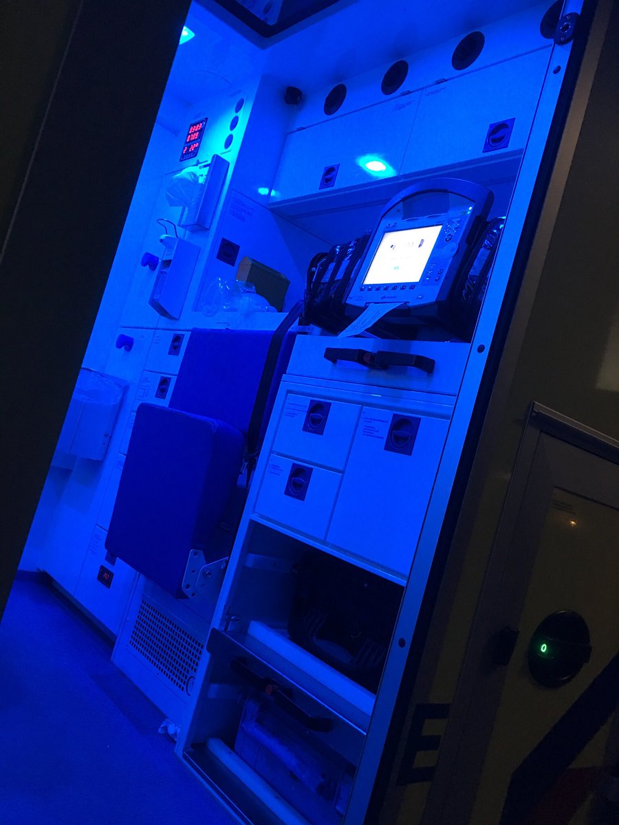 heer_78's tweet photo. Weer gezellige sfeertje vannacht!👊#dronken #alcohol #kotsbakje #maarweererggezellug #trotsopmijnvak @AmbulanceZorgRR #grotestad #rotterdam https://t.co/oaoecf9Jmg