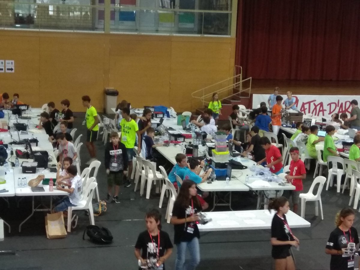 wrobotoes's tweet photo. Ya ha empezado la #WROFinal18. Suerte a todos los equipos. https://t.co/pYMLD5DvIU
