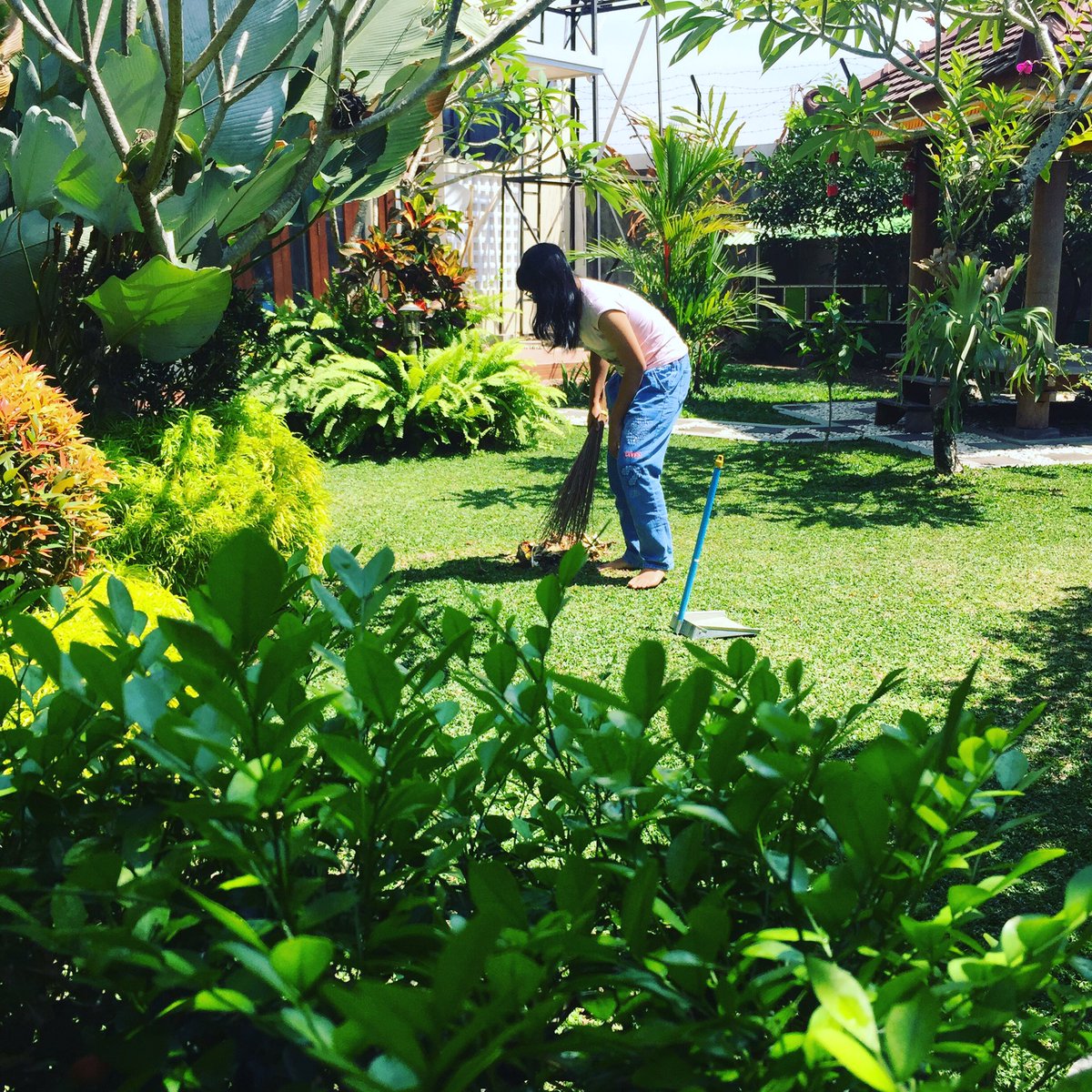 Menyapu Halaman Rumah