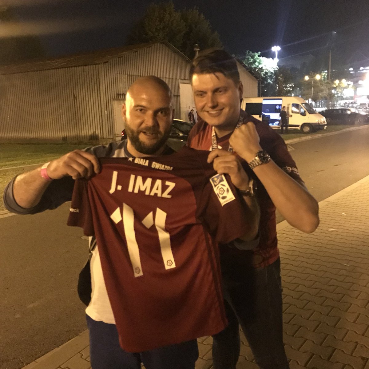 Oficjalne przekazanie koszulki <a href="/JesusImaz11/">Jesus Imaz</a> z meczu z Lechem wygranej na <a href="/Fans4Club/">Fans4Club</a>. Dzieki wielkie <a href="/Daniel_Kazala/">Daniel</a>, <a href="/reymontta22/">Grupa ReymonTTa22</a>. <a href="/JesusImaz11/">Jesus Imaz</a> tenemos que reunirnos y firmar <a href="/WislaKrakowSA/">Wisła Kraków</a> #CalaWislaZawszeRazem #WislaNieSpi #WISLGD