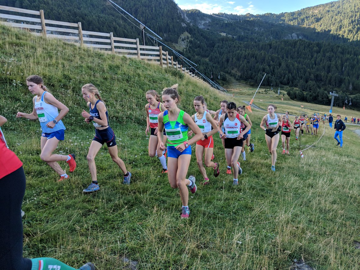WMRAmountainrun's tweet photo. Good shoulder to shoulder racing early on as USA sets the pace in the junior women's race. #Canillo2018 #RoadToAndorra #RoadToCanillo #mountainrunning https://t.co/eCulDoqmvi