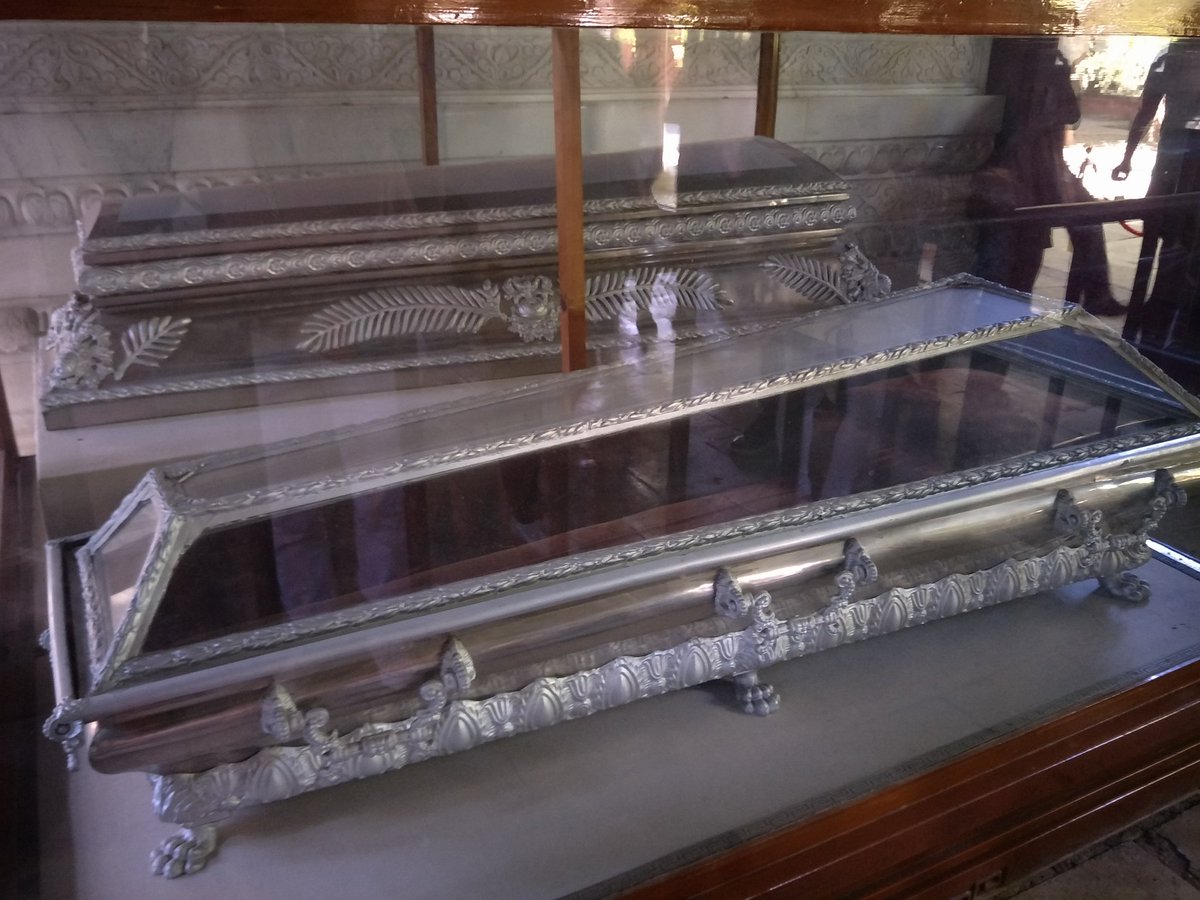 TomaszSajewicz's tweet photo. #FragrantHills Pachnące Wzgórza #Beijing #Pekin Sowieci po śmierci Sun Yat Sena podarowli mu trumnę , ale zanim ta dojechała do Chin, Sun Yat Sena pochowali w innej. Gift from Soviet Union to Sun Yat Sen. Never used coffin. https://t.co/MsGw7DmsYN