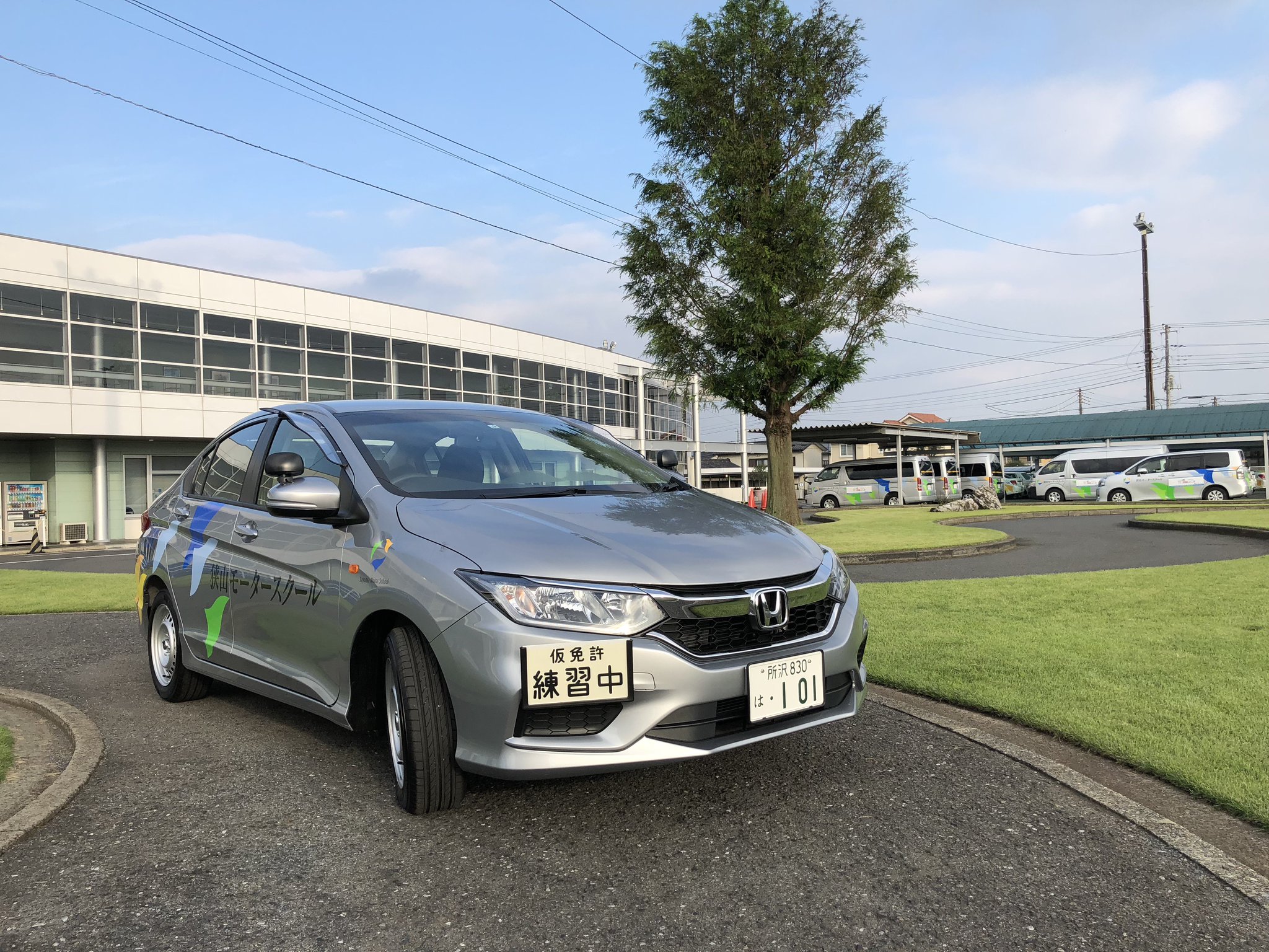 狭山モータースクール ホンダ グレイスが 新たにマニュアルの教習車として仲間に加わりました 地元のホンダ狭山工場生産です スタイルもシュッとしていますが 走りも滑らか 早速教習生にも好評 です コンフォートの教習車も今まで通り数台 狭山モータースクール ホンダ グレイスが 新たにマニュアルの教習車として仲間に加わりました 地元のホンダ狭山工場生産です スタイルもシュッとしていますが 走りも滑らか 早速教習生にも好評 です コンフォートの教習車も今まで通り数台