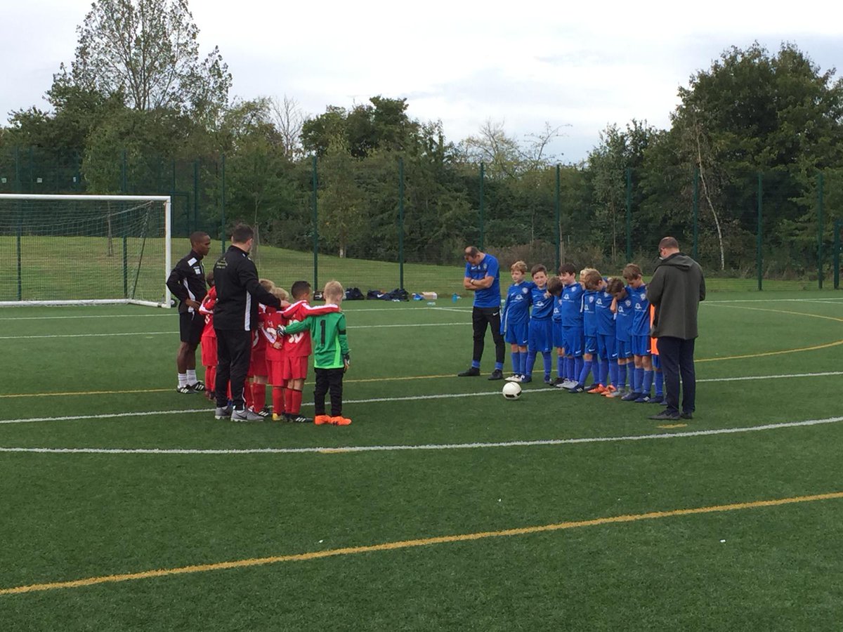 A well respected minute silence by my @Hutton Red U8 and Inter-Path Hawks U9 for  young Harvey who sadly passed away last week. RIP big boy 💙 @HWC_FC @BCFAYL @echoleague #GrassRootsFamily