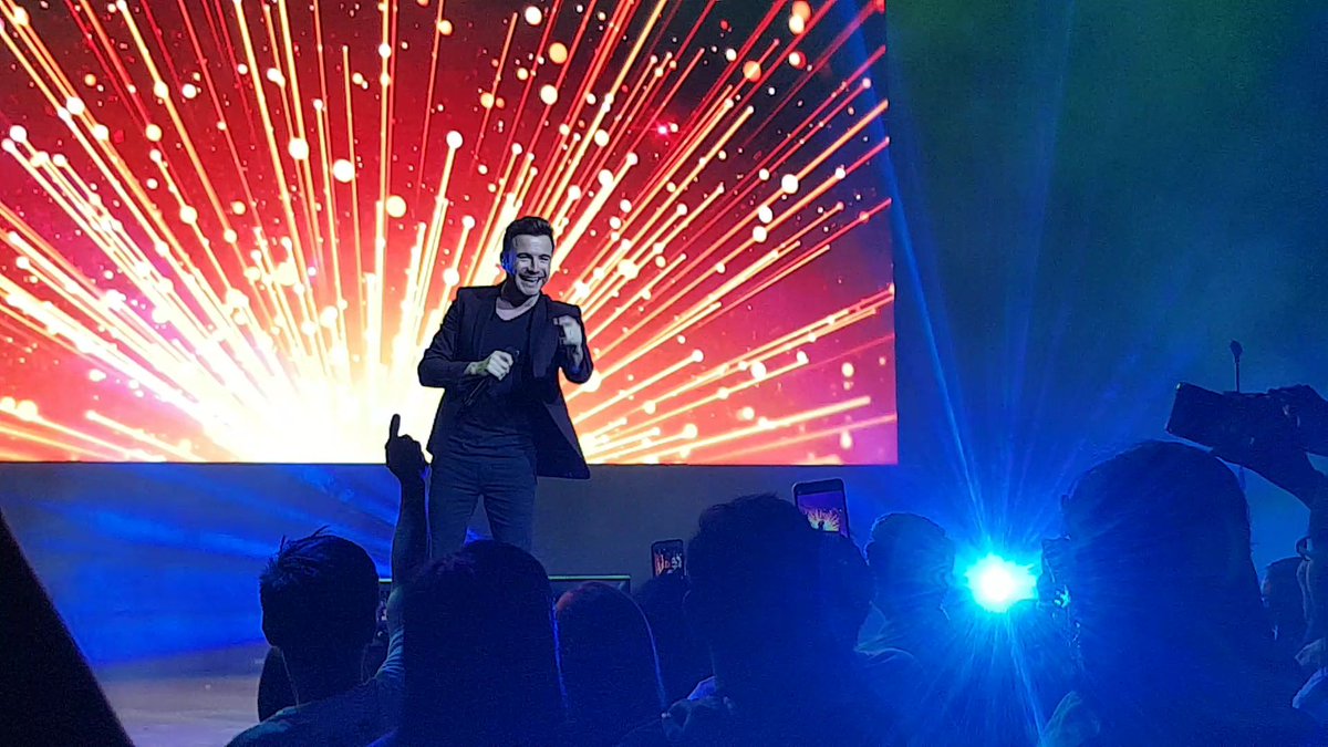 Leeeaannnnn's tweet photo. They were asking why and how I went to Shane Filan's concert all alone last nyt. Why not? Its not as if you need someone to join you to be able to enjoy the show 😅 How? The venue's a bus away from where I live,how can miss such an opportunity?
#shanefilanph https://t.co/eJ3EdjzH30