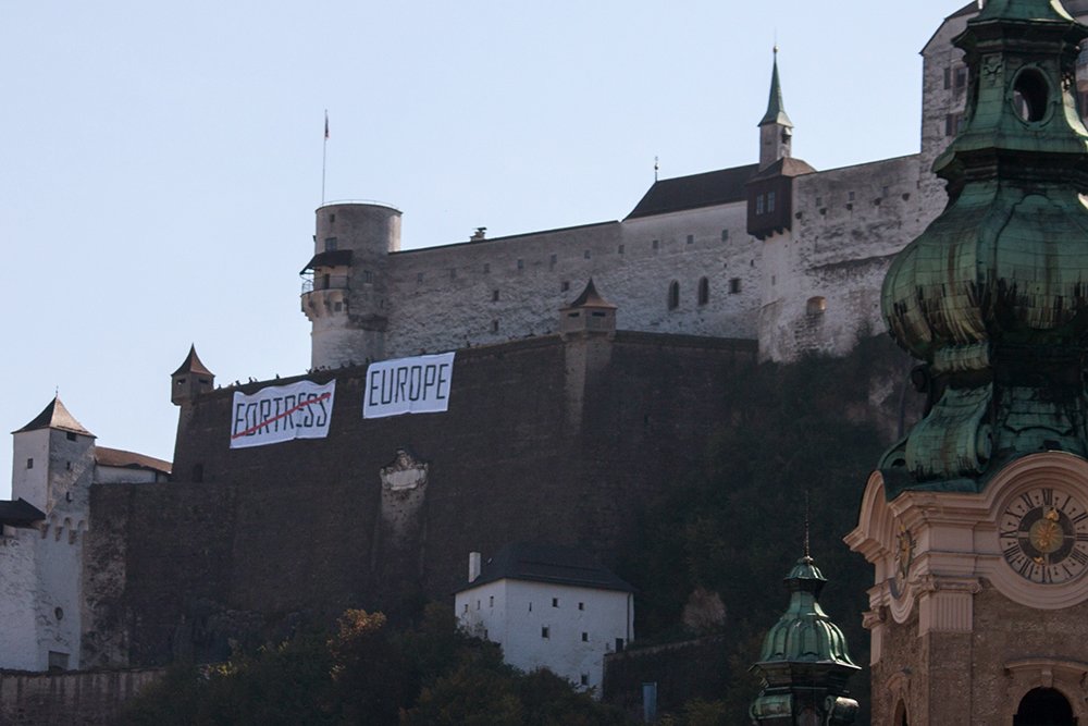 Wow! Heute haben AktivistInnen riesige Banner an der #Festung #Salzburg entrollt um vor dem EU-Ratstreffen kommende Woche mehr Menschlichkeit in der #Asylpolitik zu fordern. Legale und sichere Fluchtwege statt Kriminalisierung der #Seenotrettung #nos20 #eusummit #nofortresseurope
