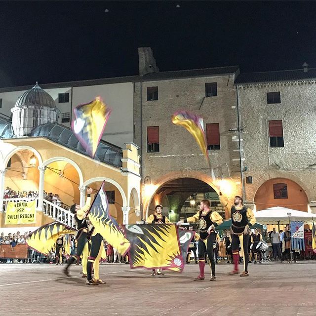 PaliodiFerrara's tweet photo. Tenzone Aurea 2018 - Piccola Squadra 2* posto: @niballo_paliodifaenza.
.
.
#paliodiferrara #tenzoneaurea #tenzoneaurea2018 #rievocazionestorica #sbandieratori #passionepalio #paliopassion #flagcompetition #flagwavingcompetition
#garesbandieratori #myferr… https://t.co/zCfAxEP2L6 https://t.co/EeIn5pk1tI