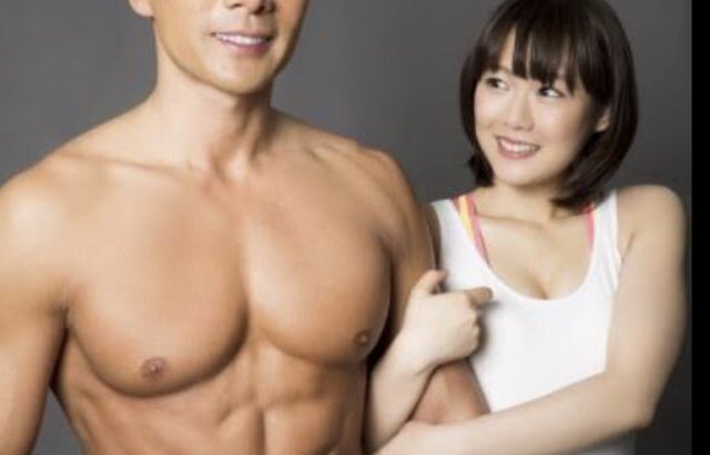 udemukimuki6's tweet photo. 想像してください。
海で女性の視線を釘付けにするあなたの姿を。
クラブで自分から声を掛けなくても女の子が寄ってくる姿を。
友人や初対面の人から「すげー！」と一目置かれる姿を #筋トレしろ
https://t.co/6ku0VqbAQz