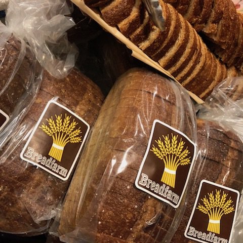 ReadersToEaters's tweet photo. Great book kickoff4 #BreadLab! @VillageBksBham w/ co-author Kim Binczewski sharing story/seeds/fresh milled #flour & #Breadfarm's Renee Bourgault sharing their amazing #WholeWheat #Sourdough #Bread& #Starter to take hm. Delicious #FoodScience! Signd bks@ https://t.co/rlH42u7d8P https://t.co/5UZCJQIN1p