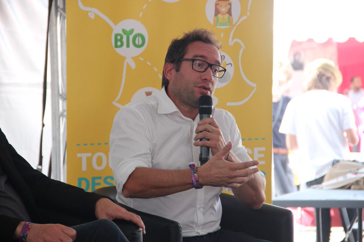 LesJeunesG's tweet image. "Promouvoir les circuits courts et l'agriculture biologique, c'est au quotidien subir les pressions de l'agro-industrie. L'expérience prouve qu'il est possible de produire localement avec de nouveaux modèles" @BHouillon à la #TablerondeJG #TFAA de la #FetedelHuma photo @teofaure