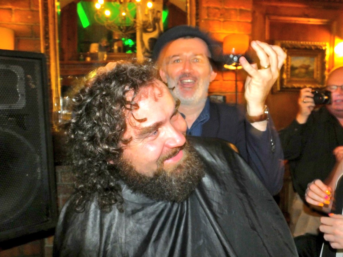 brianofearraigh's tweet photo. Bhí tréan greann, gruaig agus guí aréir le @Tommedian chun sochair Ionad Óige Ghaoth Dobhair (Pictuirí le Tommy Curran) #RuaigArAnGhruaig  @LeosTavern @seanogsgweedore @TeachMhici @Shanepbarr
https://t.co/qogB8cCNrd https://t.co/oh07i3kYcK