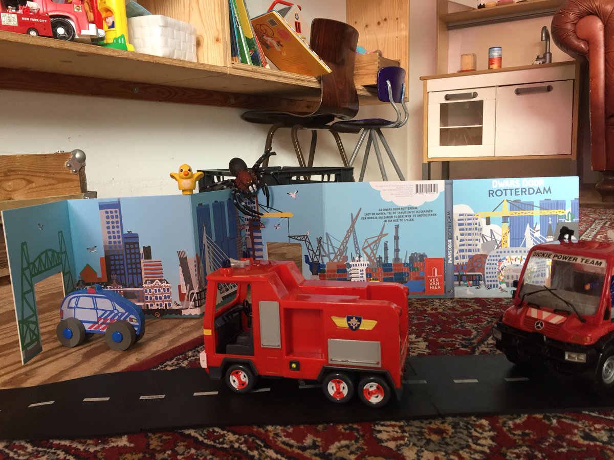 De stad is om mee te spelen! Mijn nieuwe kartonboek is al te vinden in de stad. Zoals hier bij <a href="/VervanHier/">Ver van Hier</a>