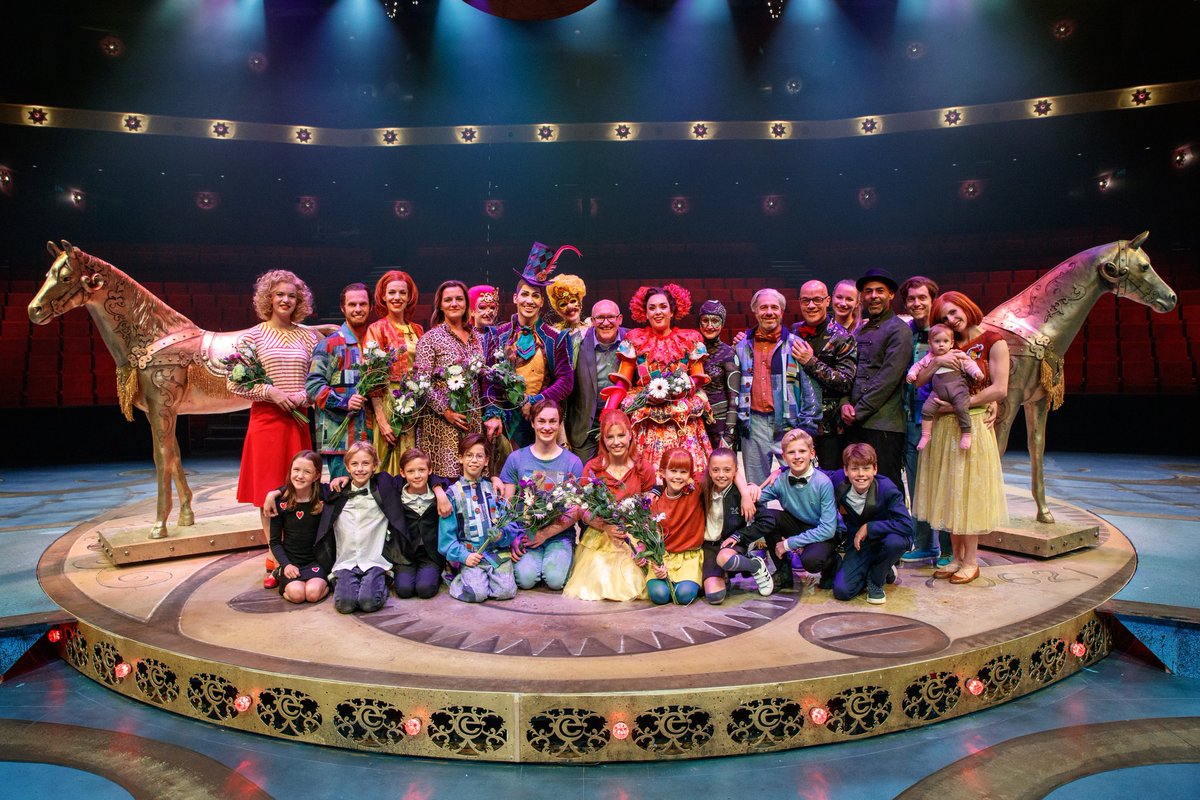 Efteling's tweet photo. Gisteravond ging Theatershow #CARO in première in het #Efteling Theater! 🤹‍♂️🎠🎉 We kijken terug op een spetterende Opening Night! https://t.co/7pKjDChN2J