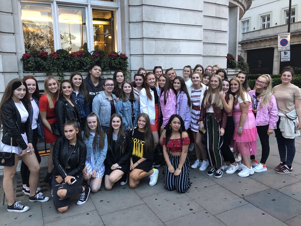 MrsDawson_BA's tweet photo. Our last night...ice cream and frozen yogurt before the London Dungeons and then dinner at Pizza Hut! Safe to say everyone had a great time and sad to be coming home!🍕🎡⛓👻#S4LondonTrip #HistoryMods #fun https://t.co/outqfn1qDl