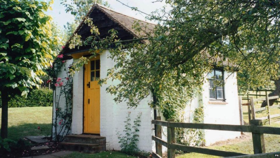 Roald Dahl's 6ft x 7ft writing hut. Dahl couldn't type and always used a pencil to write his stories. He described the hut as a “little nest, my womb”, where every writing day began around 10 am, after sharpening six pencils and using a yellow legal writing pad.  #RoaldDahlDay