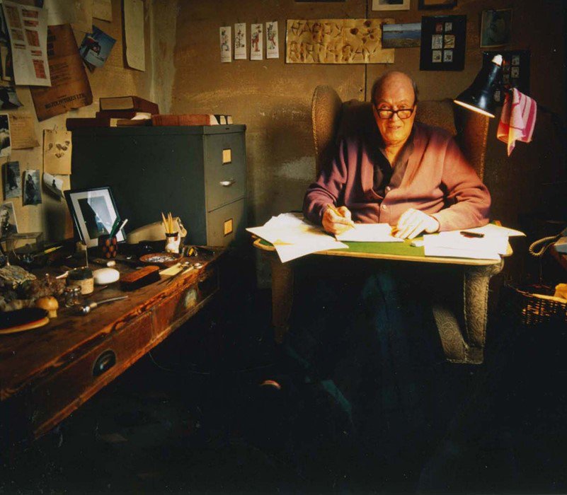 Roald Dahl's 6ft x 7ft writing hut. Dahl couldn't type and always used a pencil to write his stories. He described the hut as a “little nest, my womb”, where every writing day began around 10 am, after sharpening six pencils and using a yellow legal writing pad.  #RoaldDahlDay