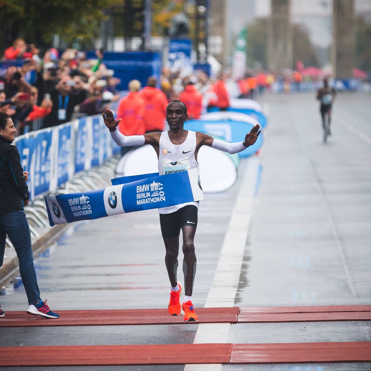 WERELDRECORD MARATHON! 💪🏼🚀 

Eliud Kipchoge verpulvert tijdens de Marathon van Berlijn het wereldrecord op de marathon! In een indrukwekkende race loopt hij vanaf 25km solo naar 2u01.40. Wauw! 😳