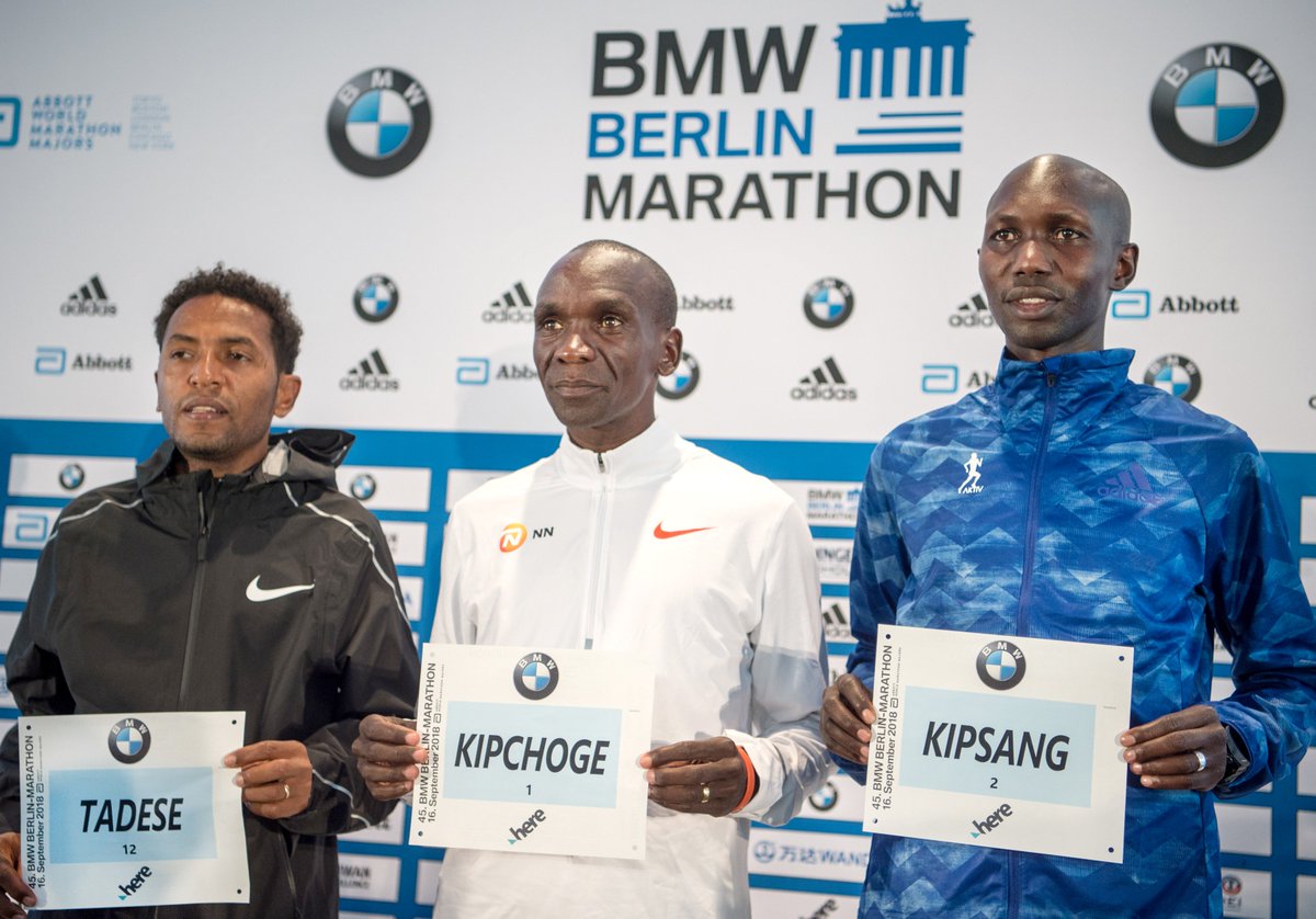 ⚠️📢 RECORD DU MONDE ! #BerlinMarathon 

Le Kényan Eliud #Kipchoge (ici au centre) écrit l'histoire et s'offre le record du monde du marathon, à Berlin, en 2h01'40" 🔥