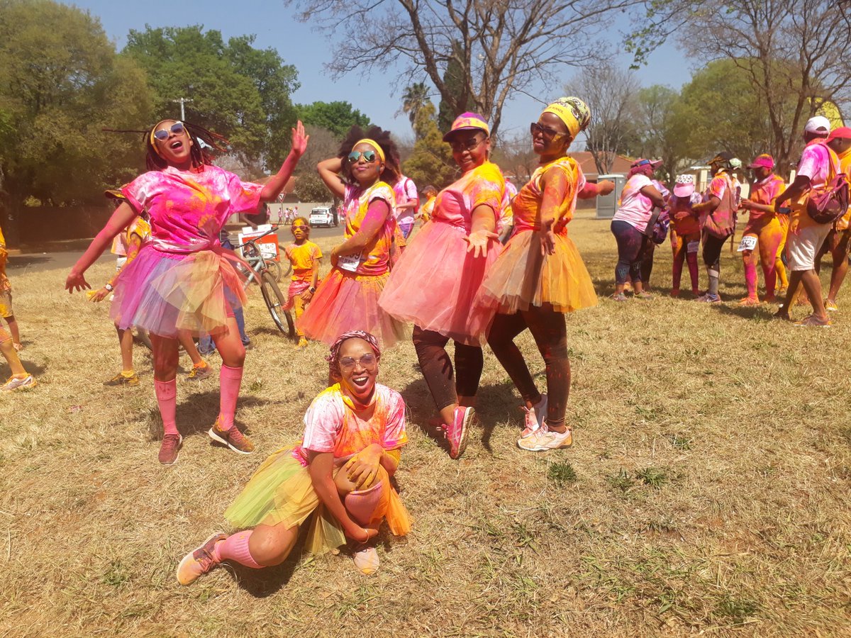 Dineo_Moerane's tweet image. @TheColorRunSA on our last 1k and still loving it #medihelpfun #happiest5k