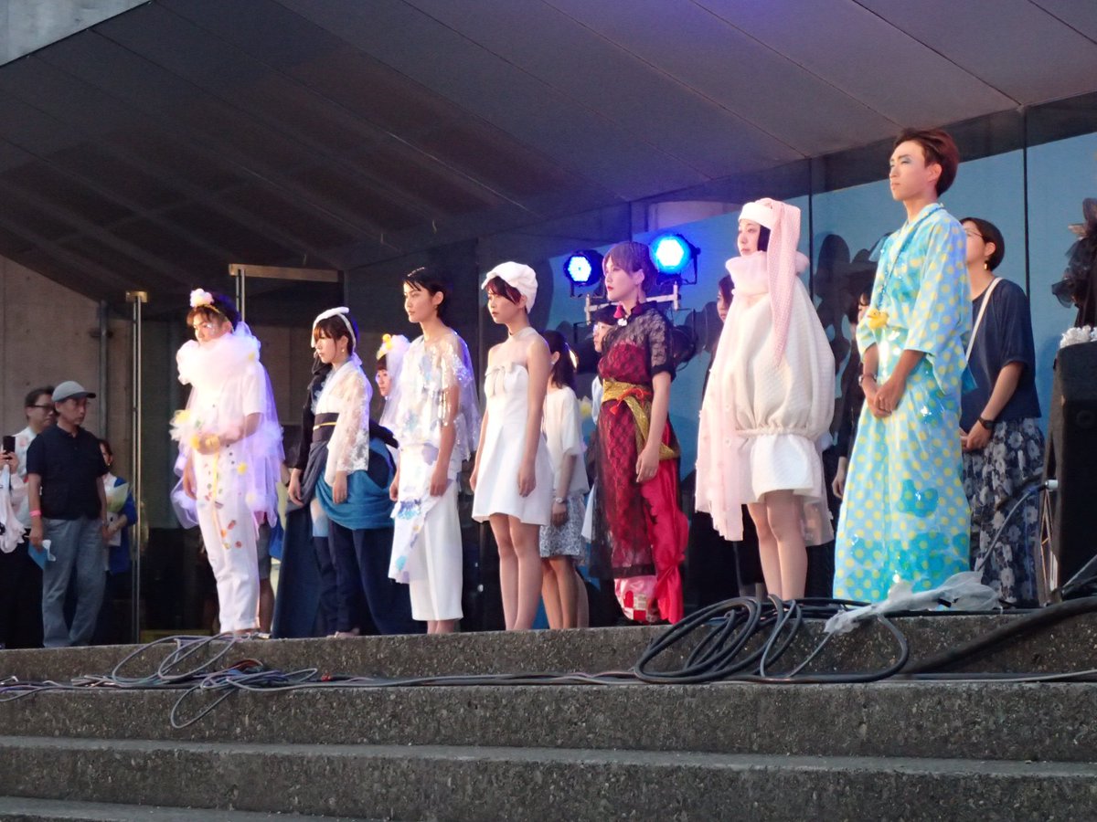 ট ইট র 長岡造形大学 ファッションショーの結果速報 グランプリ 冬夜 Mitsuha Abe 準グランプリ 夢中 うさぎぐみ エドナモード賞 冬夜 Mitsuha Abe 大学祭実行委員長賞 Relax マキ東ロックサンライズ 入賞された団体