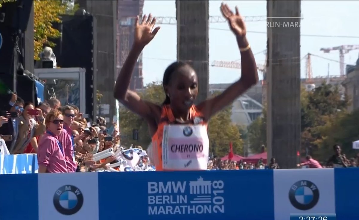runners_es's tweet photo. Gladys Cherono ha corrido el maratón en 2:18:11. Es decir.

Cada 10K a 32:40. 
Cada kilómetro a 3:16.
Cada 400 metros a 1:19 (aprox).

¿CUÁNTO TIEMPO AGUANTARÍAIS A ESE RITMO? #BerlinMarathon https://t.co/XvSrTUhDoE