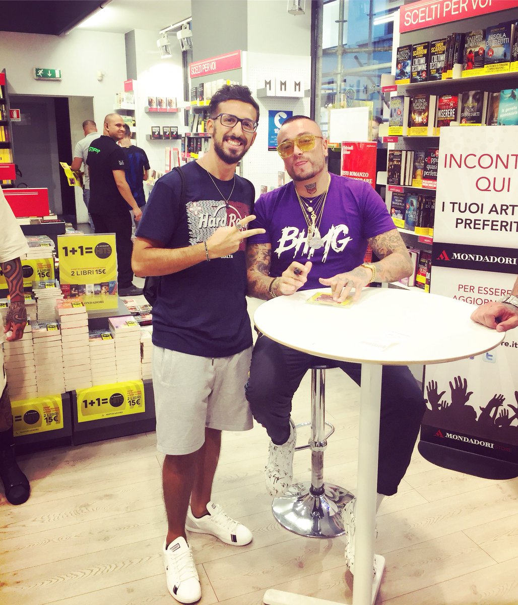 MonkeyDAndre's tweet photo. Bella GUÈ #sinatra #instore #mondadori #turin #torino #nuovocd #bomba #newcd #gue #guepeq #guepequeno #guèp #boss #mito #rapper #rapperitaliano #newtweet #tweetoftheday #photography #photooftheday #moment #followme https://t.co/Ivo3yYG5KM