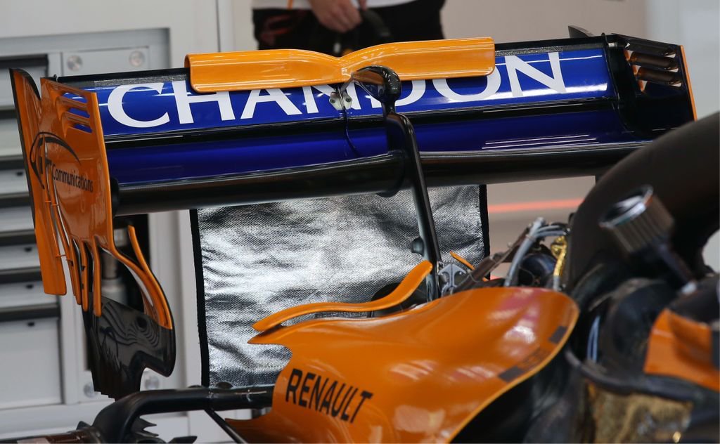 RacecarEngineer's tweet image. Here&apos;s a #TechTest for you.
Now what is this on the @McLarenF1 rear wing? 🤔 
@F1 #SingaporeGP
