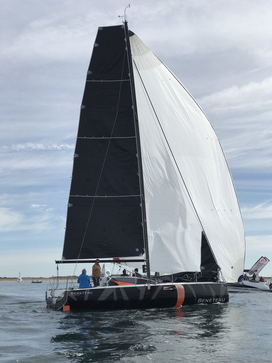 LSOAgglo's tweet photo. Sortie dans la baie de Saint Gilles Croix de Vie pour accompagner les #Sablais et @MacaireXavier. L’occasion pour nous de voir Le #Figaro3 en action. @LaSolitaire2018 https://t.co/0maGvwvlaV