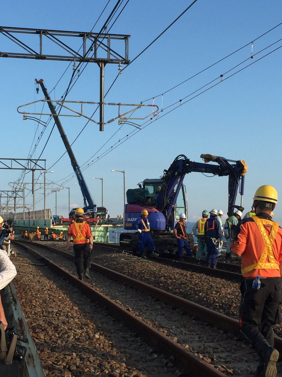 Jr西日本列車運行情報 在来線特急 公式 Twitter वर 18日の関西空港線 全線運転再開にむけて たくさんの方々にご協力いただき 関西国際空港連絡橋の工事もいよいよ大詰めです 昨日の朝には真っ直ぐな線路だけでしたが 本日 支柱と架線が取り付けられまし