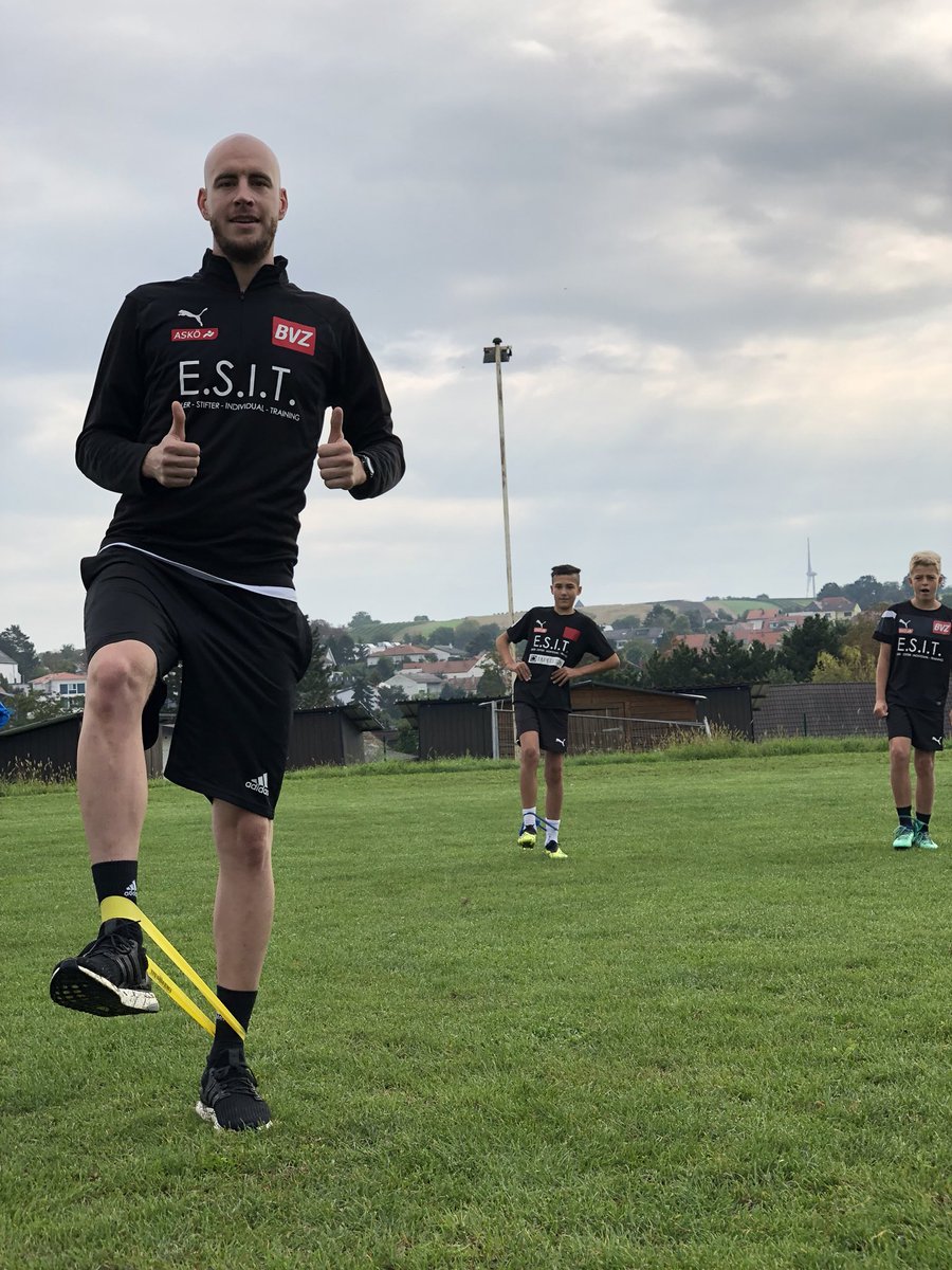 elitefs2016's tweet photo. Impressions vom Warm- up Workshop mit unserem Physio Lukas Kirschenhofer🙌🏼🕺🏽

#elite #elitewarmup #physio #lethemplay https://t.co/IQP3nahoi6