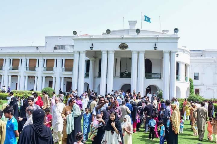 UdarOfficial's tweet photo. "وہ تبدیلی کہ جس کا آپ سے وعدہ تھا"
گورنر ہاؤس لاہور کے دروازے پہلی بار عوام کے لیے کھول دیے گئے۔ https://t.co/1seryAIPgl