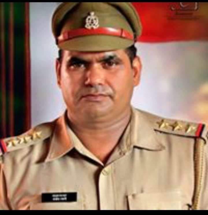 बदलती <a href="/Uppolice/">UP POLICE</a> की तस्वीर SSP मथुरा के PRO इंस्पेक्टर संजीव त्यागी अपने बेटे को डॉक्टर को दिखाने आये थे वही एक गरीब आदमी जिस पर पैसे नहीं थे और अपने बच्चे की बीमारी को लेकर रो रहा था तभी Ins साहब ने पहले उसके बेटे को दिखावाया और दवाई दिलाई उसके बाद अपने बच्चे को।
<a href="/Uppolice/">UP POLICE</a>
