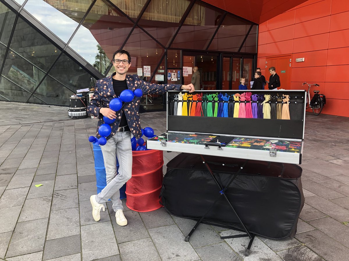 Deze meneer kan wel wat hulp gebruiken met alle ballonnen! Wie komt hem helpen?