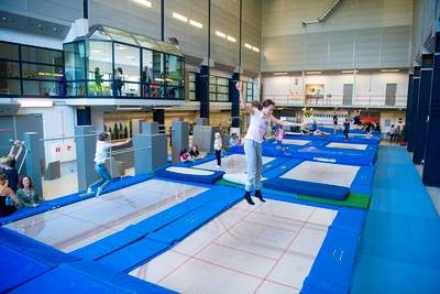 Nieuwe jas past Apeldoornse sporters van KDO als gegoten: Het is dat je het weet. Anders zou je kunnen denken dat de hal van KDO speciaal voor trampolinespringers, freerunners en dansers is gebouwd. Met zijn 18 meter hoogte raak je in ieder geval niet… destentor.nl/apeldoorn/nieu…