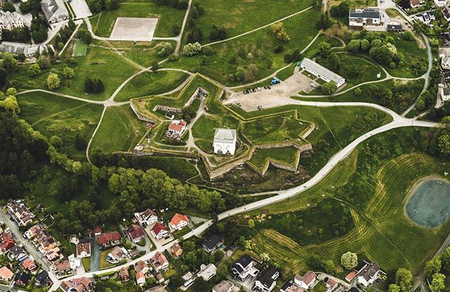 TheTPJournal's tweet image. Flying over Kristiansten festning in Trondheim ✈️🏰 🔲

#thephotohour
#exploretocreate #fantastic_shotzs #moodygrams #CreativeCollection
#PresetCC #streetmagazine #TheVisualOnes #CreateExplore
 #wanderlust #ilovetravel #writetotravel #instatravelling #… ift.tt/2NLeKnh