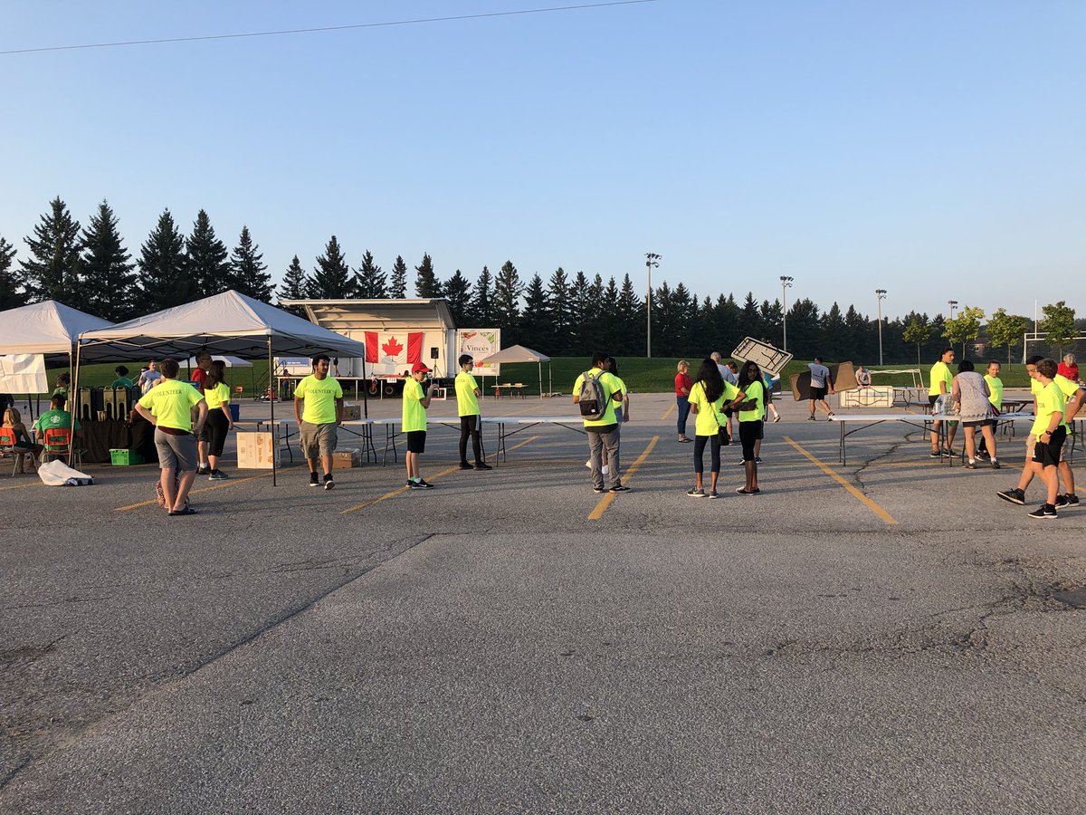 RucciaStefano's tweet photo. Made it to the #TerryFoxRun early today in Newmarket to watch preparations. Volunteers of all ages are scattered around the #RayTwinneyComplex parking lot working hard! https://t.co/dcvkzpYdJc