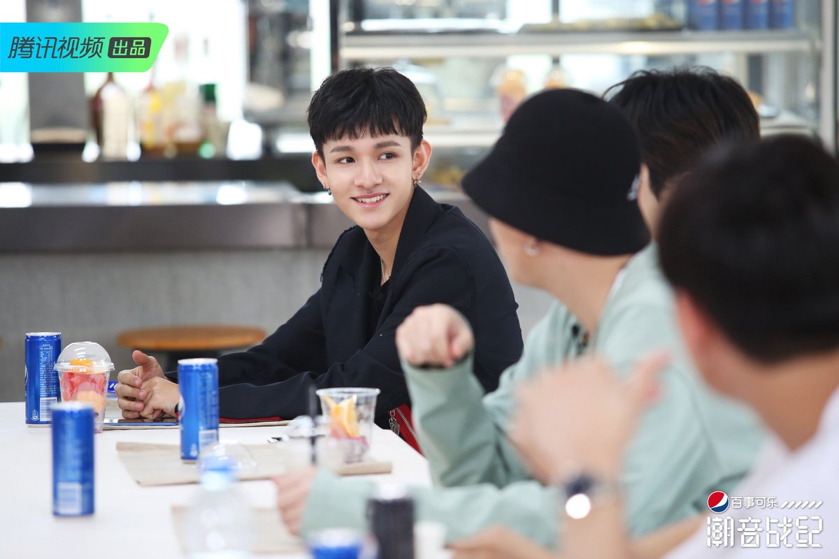 zuka033's tweet photo. The collaboration threat begin from here. Haha
Samuel first stage is one Chinese ver. And it was awesome, the dance break damn cool too!
Through this program we got minghao jun muel interaction. And its cute! #Samuel #samuelGA
Im so soft looking this 3 interact! https://t.co/MpP0JlrxDX