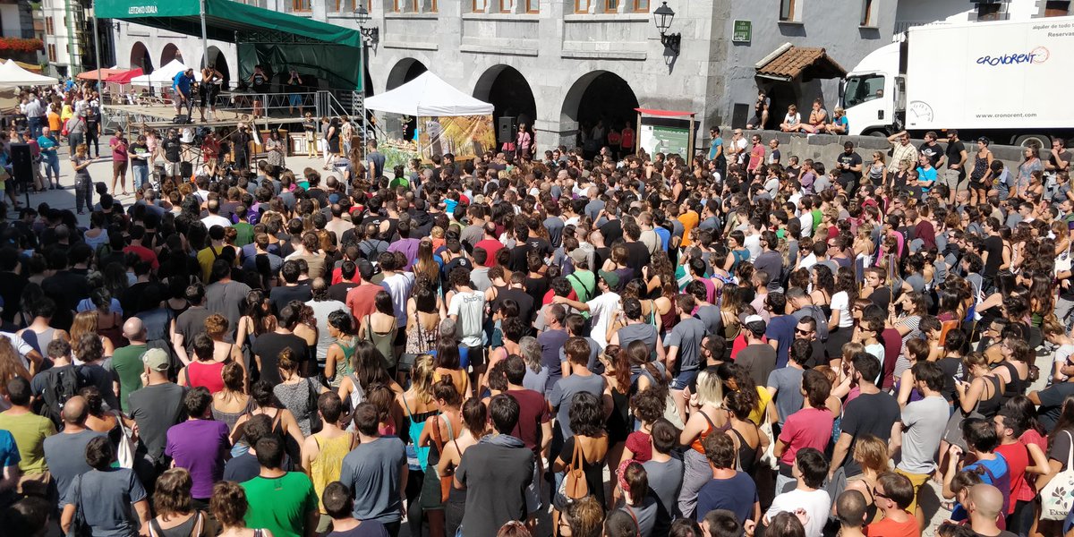ernaigazte's tweet photo. Leitzan elkartu gara milaka gazte @BulkadaBerriak dinamikari babesa eman eta Euskal Herria Sozialista eta Feministaren eraikuntzan gure konpromisoa berresteko. 

Bulkada Berrien Garaia Da!

#BulkadaBerriak https://t.co/20ktccXfrs
