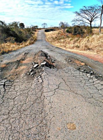 reportalo24's tweet photo. Paso Real - Tamanaco - Chaguaramas esto es lo que queda de esta  importante via. Troncal 12 #Guárico @josemvasquez https://t.co/ZUlv00hVzX