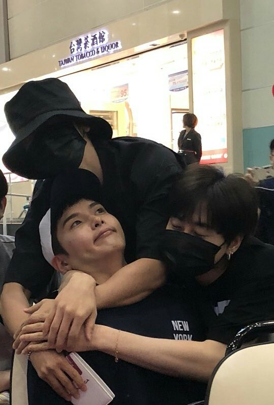 haeheesyesexy's tweet photo. I see no difference LOL https://t.co/jtZdy2ltCe