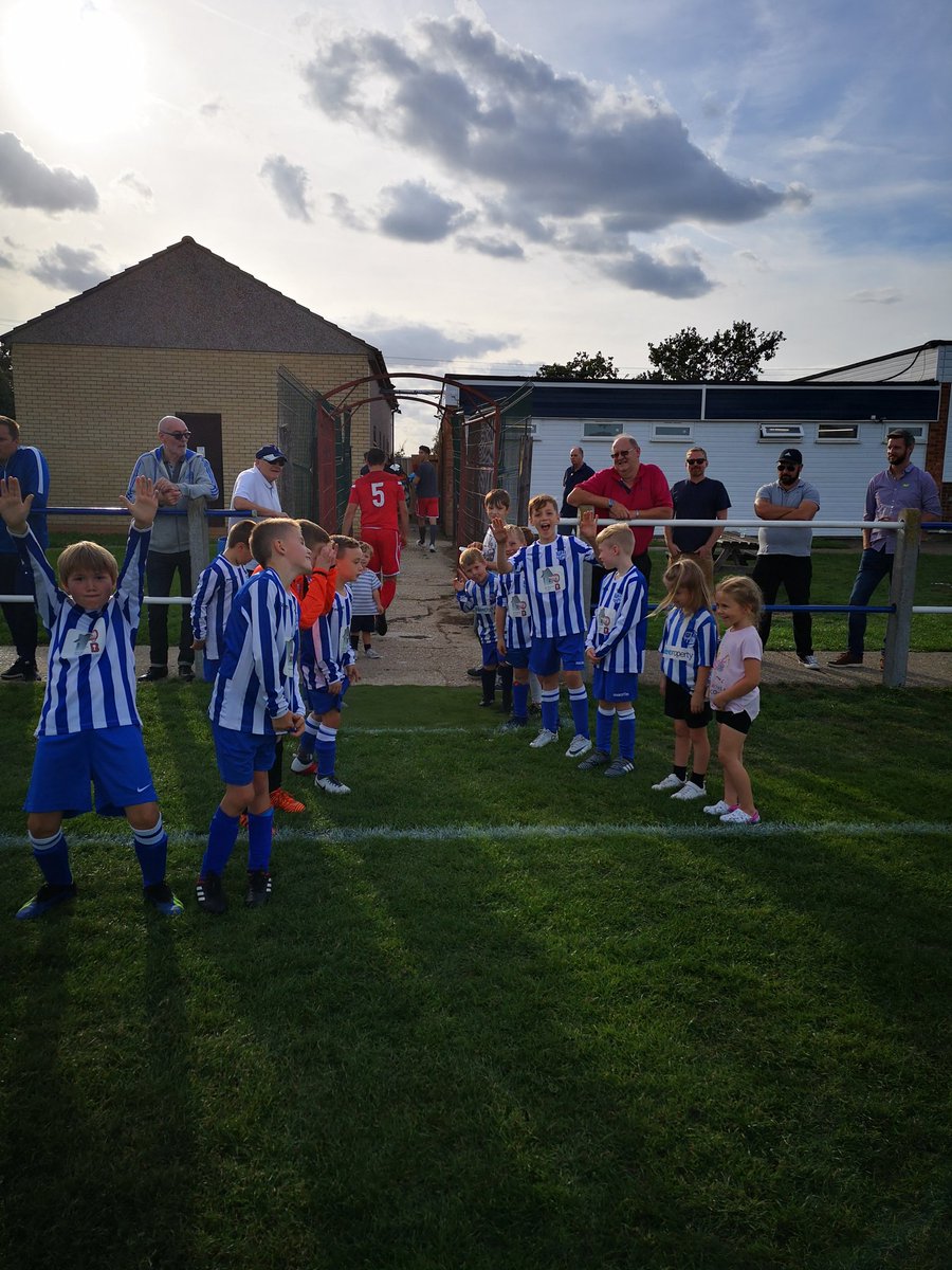 MrBrewski81's tweet photo. Massive thank you to players, coaches, and all behind the scenes @HullbridgeFC made our boys feel like superstars being mascots yesterday. Great to meet our sponsors too, Sam & Ian @BestMSLtd thanks for your support, really appreciate it.
#Hullbridgefc #Hullbridgefamily https://t.co/LskV7C4zq3