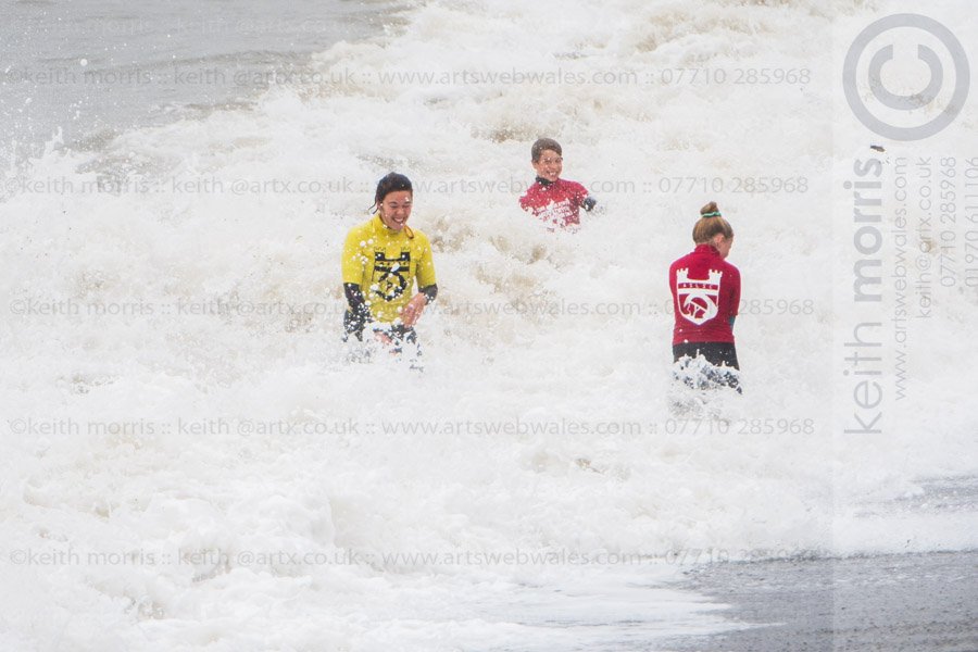 KeithMorrisAber's tweet photo. Wet #sunday in #aberystwyth...but the #surflifesavingclub still train! And it's never too wet for a #selfie !
Waiting now for #StormHelene to roll in tomorrow night...
© @KeithMorrisAber for @AlamyNews @S4Ctywydd https://t.co/BCNg3J6s3H