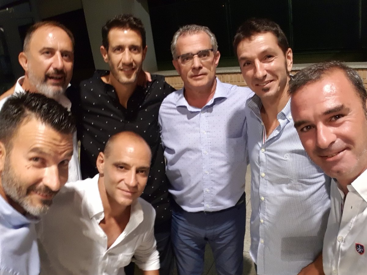40_club's tweet photo. Gran tipo este pedazo de árbitro #arencibia @over40basket @maritimomelilla @40_club @baloncestoRCMM @pastorjjjj https://t.co/Fm7CBKhUY9