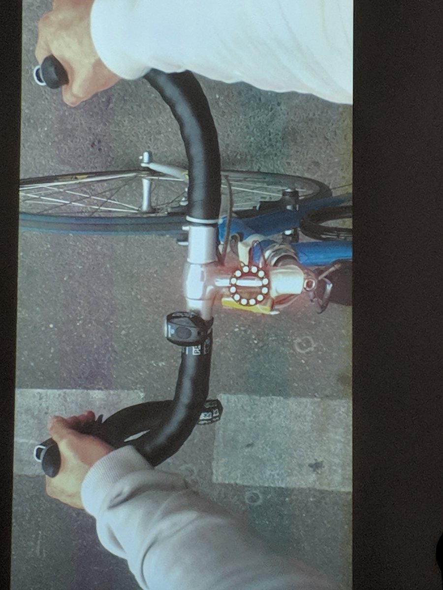 tbsprs's tweet photo. How to catch the next green traffic light as a bicyclist 🚴 #cyclehack #cyclehackber #fahrrad @CyclehackBER https://t.co/zjJDqMGy5Q