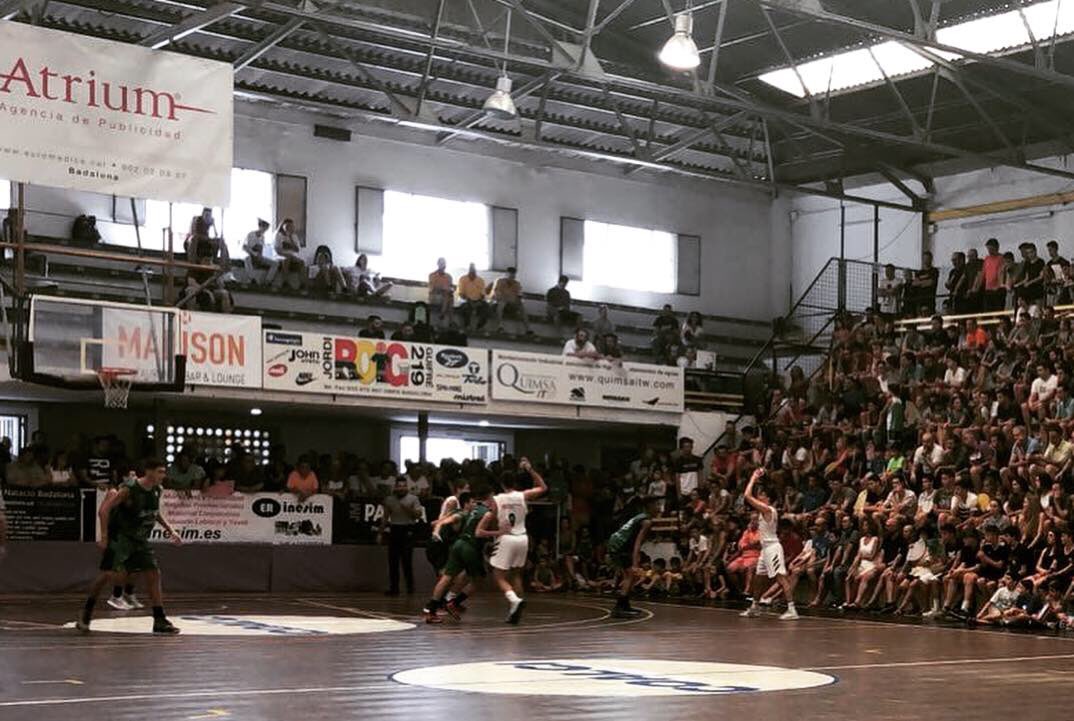 MadisonBadalona's tweet photo. Des del Madison volem felicitar al @penya1930_oficial per la victoria en la final contra el @realmadridbasket . Gran Torneig Internacional U16 organitzat pel @cbsantjosep #tcisampep. Felicitats a tothom i visca el bàsquet! https://t.co/yStNJ2BkoH