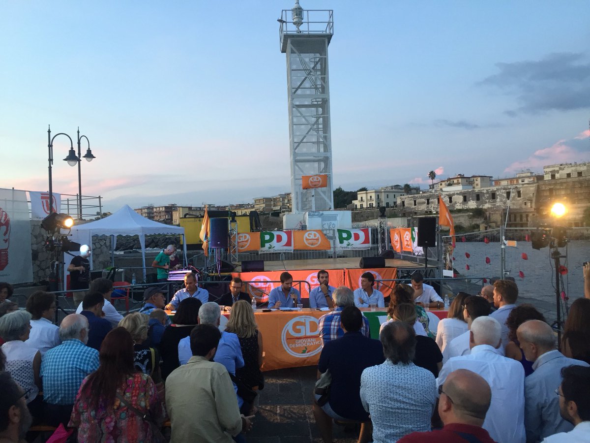 d_guazzellisp's tweet photo. A #Portici con @Marco_Sarra @peppeprovenzano e @demagistris
#resistenza #orgoglioGD #festadellunita #LaMiaFestaU https://t.co/f5wRYHgH1W