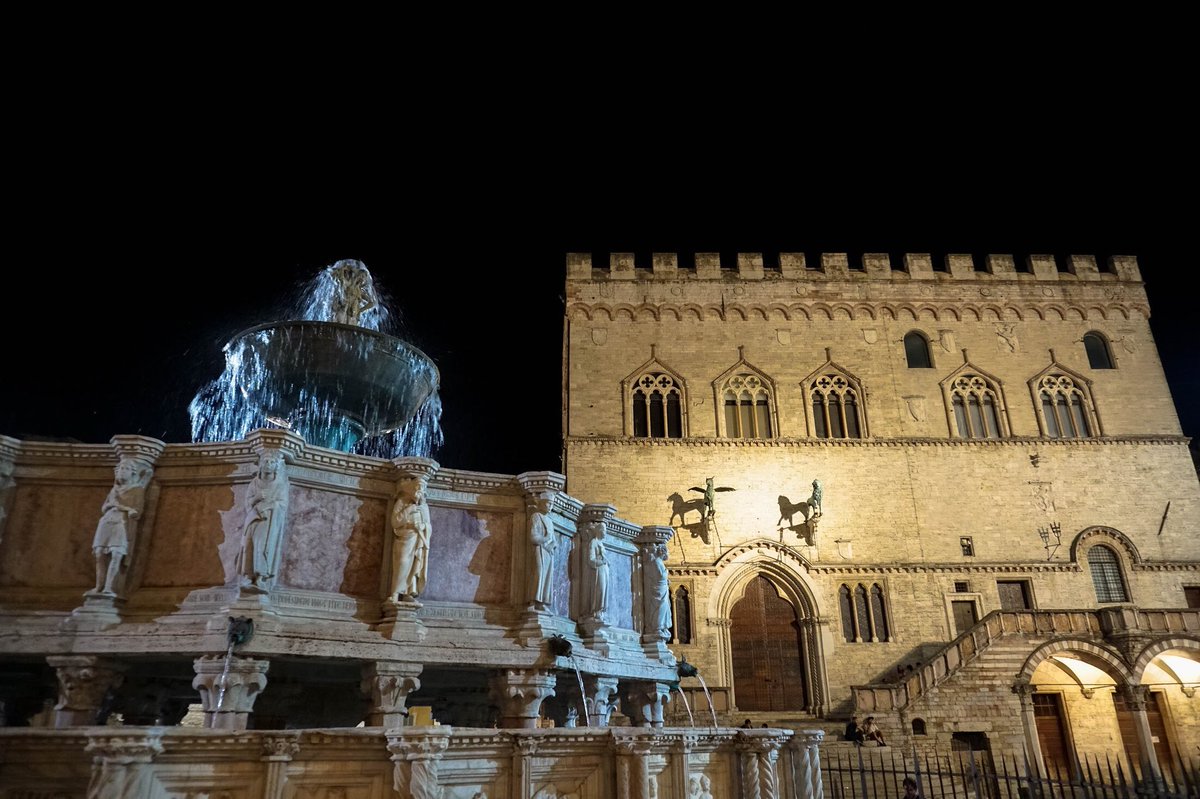 RichMagno91's tweet photo. A people without the knowledge of their past history, origin and culture is like a tree without roots. Marcus Garvey
#italy #umbria #perugia #fontanamaggiore #fontana #corsovannucci #corso #vannucci #fountain #palazzodeipriori #palazzo #storia #history #art #arte https://t.co/DeZk5nhMwb